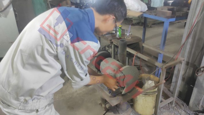 Dùng máy cắt dây gia công lại các chốt định vị bị hư