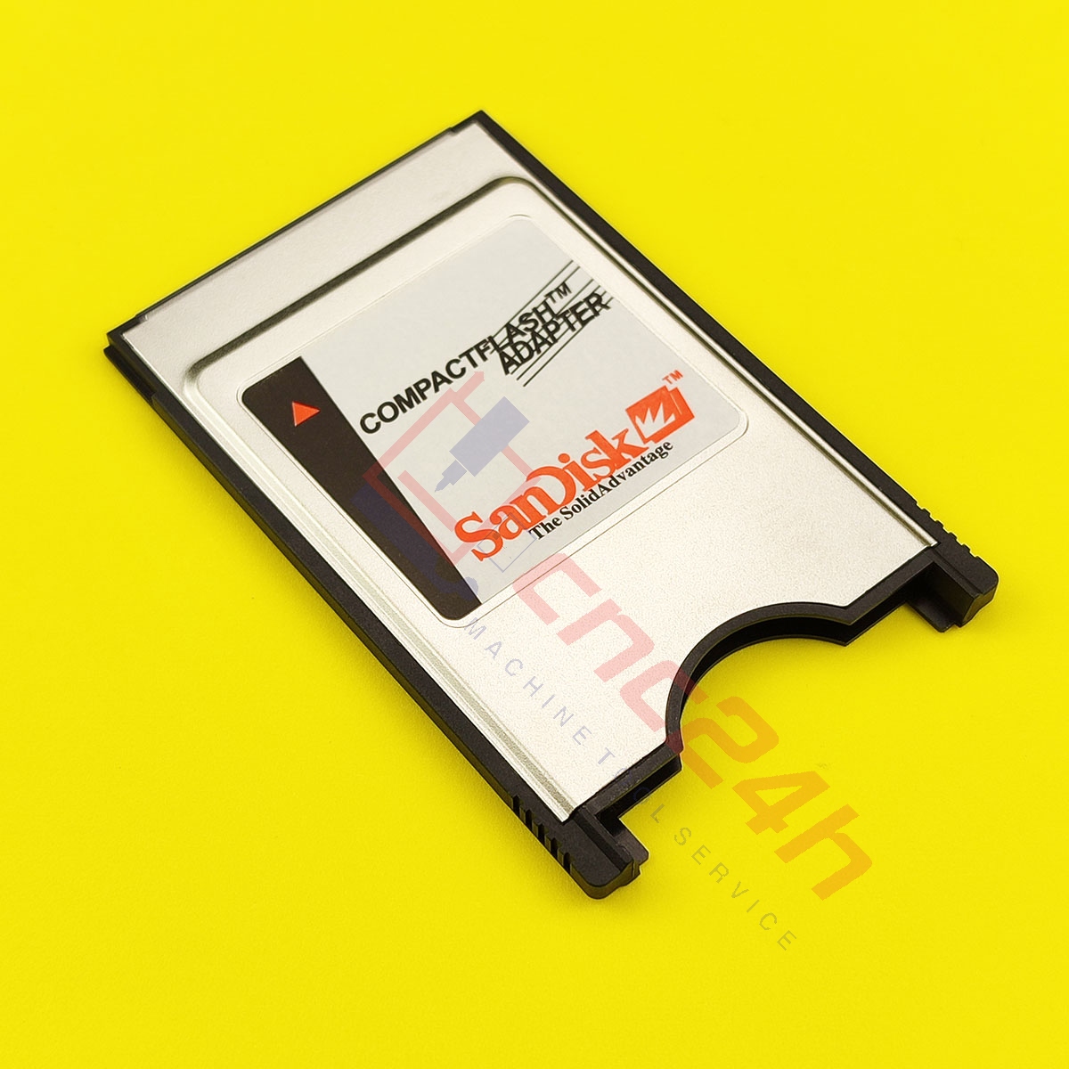 Adapter CF To PCMCIA Sandisk chuẩn công nghiệp dành cho máy CNC. Một đầu adapter cắm thẻ CF vào