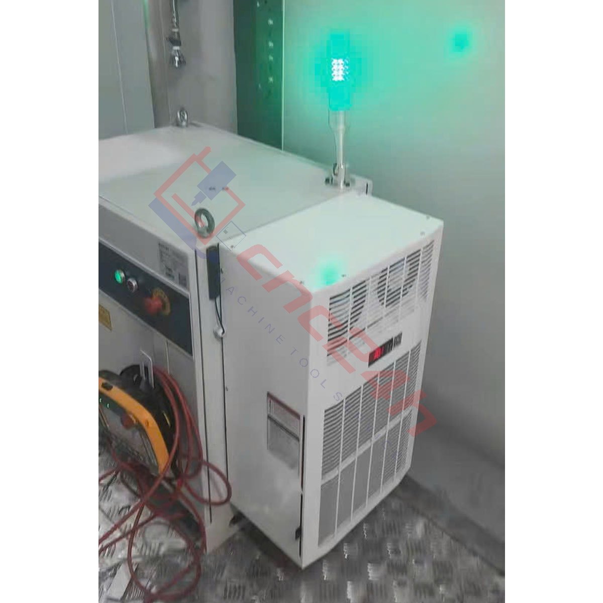 May lanh tu dien CAWS-thuc te- h1 Máy lạnh tủ điện khô CAWS-1500 1500W (điều hòa tủ điện) bản tiêu nước, lắp cho tủ điện máy CNC. Dải công suất lạnh: 300W, 500W, 800W... 2000W.